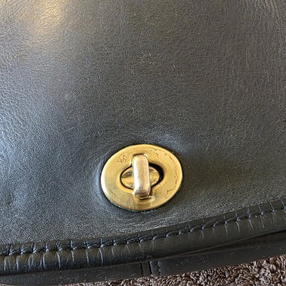 Vintage Coach 132 Compact Crossbody Bag Black Leather USA Brass Turnlock - Picture 13 of 16